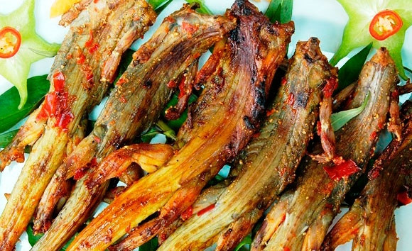 Những con dông nướng chín vàng sắp ra đĩa cùng ít rau thơm, dưa leo, cà chua và chén muối ớt chanh đường khiến du khách say lòng sau khi thưởng thức.