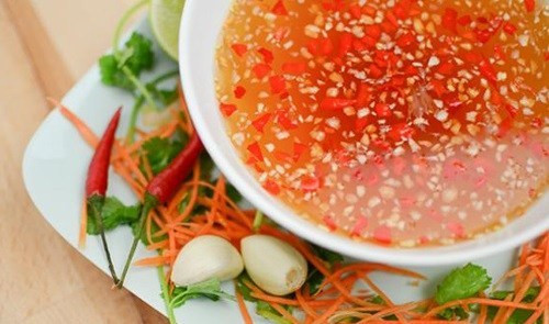 Chén nước sánh sệt có hòa lẫn chút mặn chút béo từ mắm và đậu phộng làm tôn lên hương vị cho những cuốn chả bình dân và phần nào giảm đi độ ngậy của dầu mỡ.