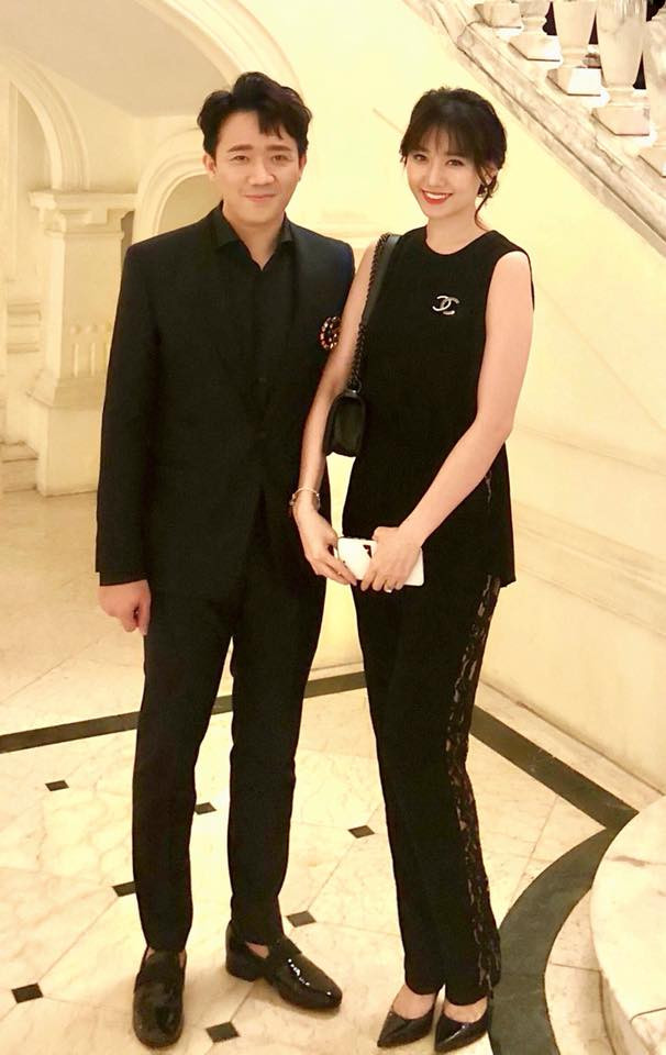 Kế đến sau khi rửa mặt thật sạch bằng sữa rửa mặt, cô thoa toner để loại bỏ hoàn toàn lớp bụi bẩn, rồi mới đến các bước dưỡng da tiếp theo. Điểm đặc biệt khi vệ sinh da chính là Hari không bao giờ dùng khăn lau mặt, cô chỉ dùng giấy thấm nhẹ nước rồi để khô, vì theo cô khăn mặt thường tích tụ nhiều vi khuẩn.