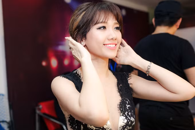 Để có vóc dáng thon thả, cô ăn rất ít nhưng chia nhiều bữa nhỏ. Mỗi ngày Hari ăn 5 bữa vào lúc 8 giờ sáng, 12 giờ trưa, trước 6 giờ tối và hai bữa phụ trái cây. “Dù có bận rộn tới cỡ nào, Hari cũng không bao giờ nhịn ăn vì nếu nhịn một bữa, bữa sau sẽ ăn gấp đôi, gấp ba vì bù lại phần năng lượng thiếu hụt”.