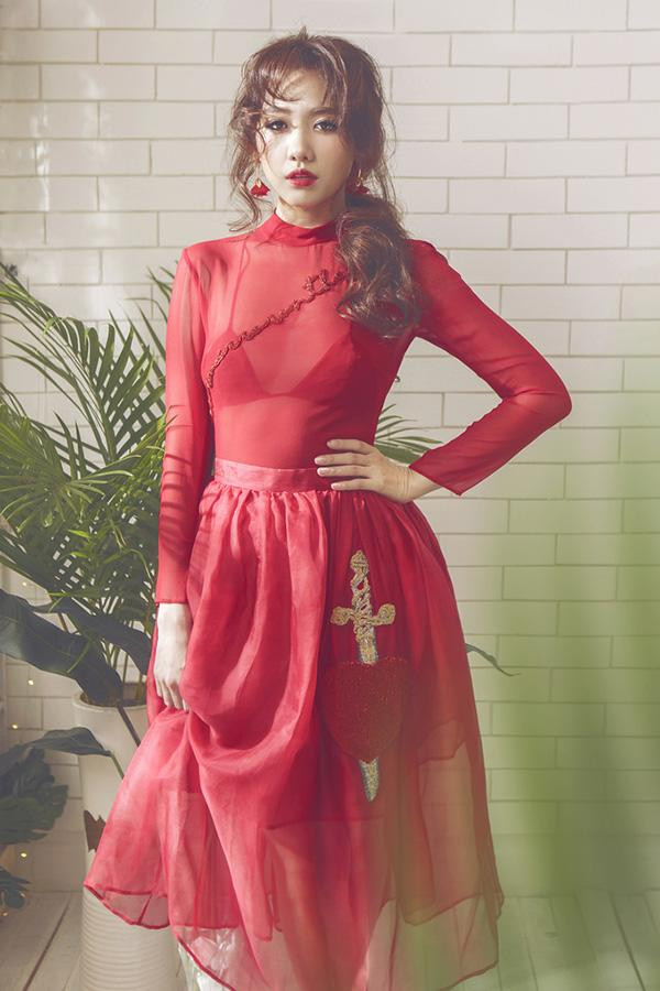 Dùng sữa rửa mặt: Cô thường tẩy trang bằng 2 bước, đầu tiên dùng dầu tẩy trang (môi và mắt sẽ sử dụng 1 loại tẩy trang chuyên biêt so với vùng da khác trên da mặt), sau đó rửa mặt nhũ hóa lớp dầu tẩy trang, rồi tẩy trang 1 lần nữa bằng nước tẩy trang thông thường.