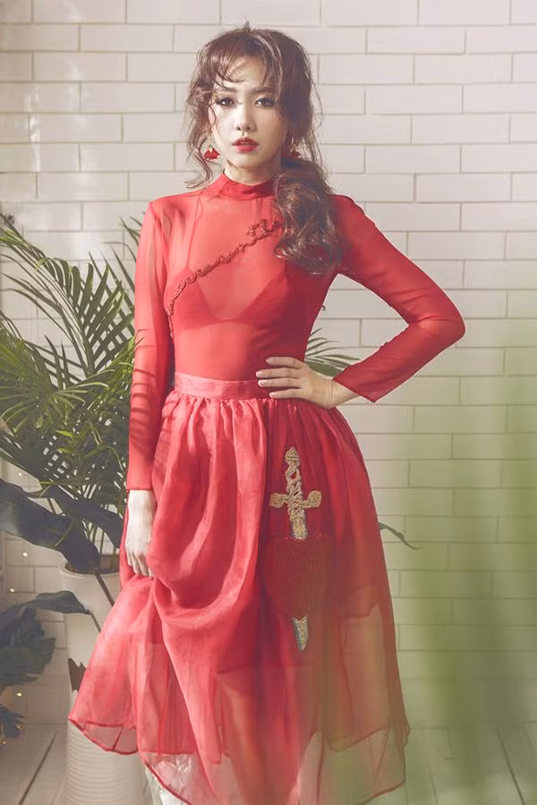 Dùng sữa rửa mặt: Cô thường tẩy trang bằng 2 bước, đầu tiên dùng dầu tẩy trang (môi và mắt sẽ sử dụng 1 loại tẩy trang chuyên biêt so với vùng da khác trên da mặt), sau đó rửa mặt nhũ hóa lớp dầu tẩy trang, rồi tẩy trang 1 lần nữa bằng nước tẩy trang thông thường.