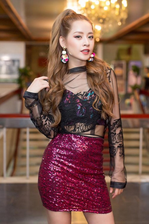 Cô phối áo với chân váy ngắn cực hớ hênh.