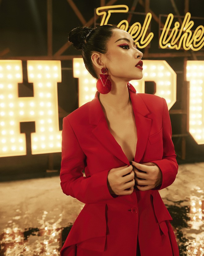 Từ khi theo đuổi sự nghiệp ca sĩ, Chi Pu chuyển hướng sang phong cách thời trang quyến rũ, trưởng thành.