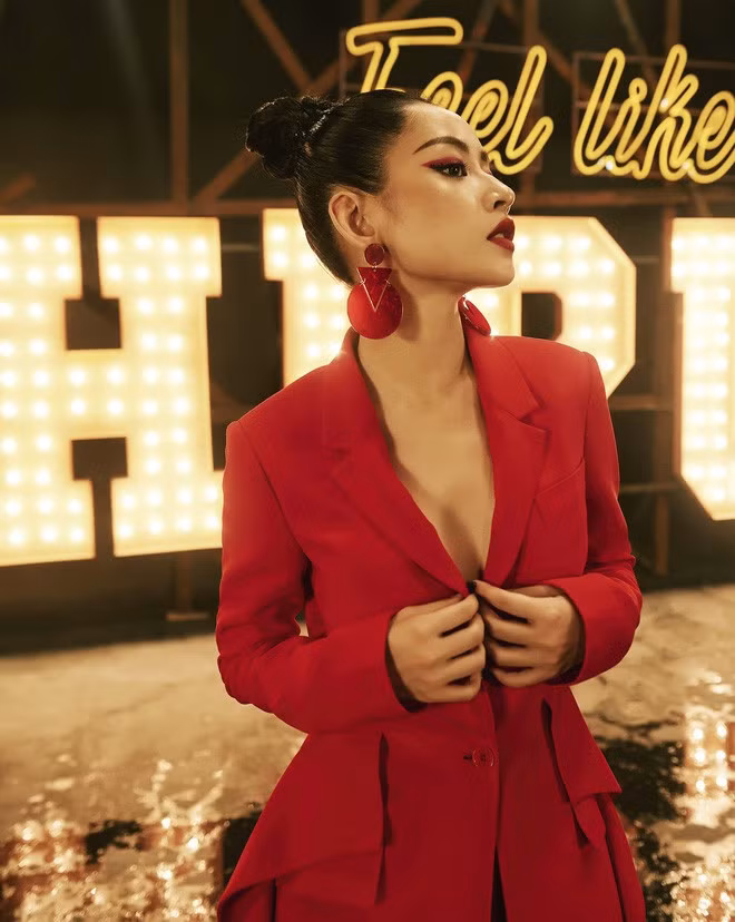 Từ khi theo đuổi sự nghiệp ca sĩ, Chi Pu chuyển hướng sang phong cách thời trang quyến rũ, trưởng thành.