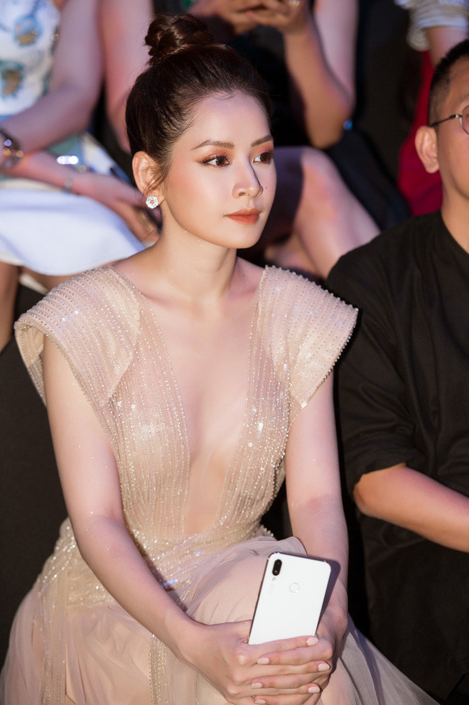 Chiếc váy xẻ sâu làm lộ ra vòng một gợi cảm.