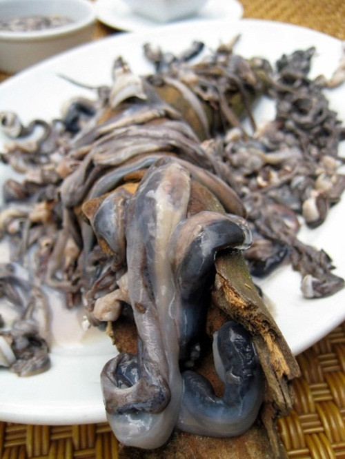 Để ăn món sâu gỗ sống, bạn phải đập thân gỗ để lấy con hà ra, làm sạch chúng rồi nhúng vào gia vị và ăn sống... trực tiếp.