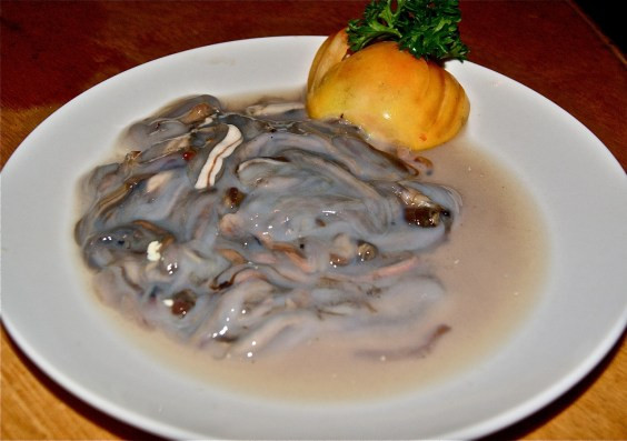 Tuy nhiên, với hình dáng giống giun, việc đưa tamilok vào miệng vẫn là thử thách đáng e ngại với nhiều người.