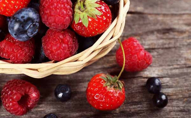 Các loại quả mọng: các loại quả mọng có chỉ số glycemic thấp và được coi là loại thực phẩm giúp kiểm soát bệnh tiểu đường. Các loại quả mọng chứa ít đường và giàu chất xơ, giúp tăng đường huyết từ từ.