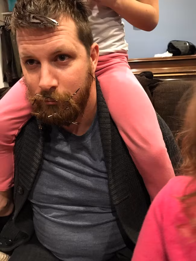 Con gái kẹp cả tóc lẫn râu để chỉnh trang nhan sắc cho bố.