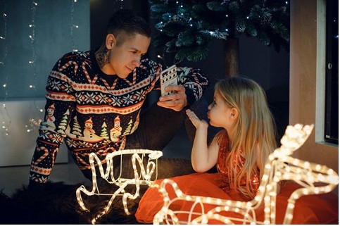 Đối với các ông bố, con gái luôn xinh đẹp như một công chúa.