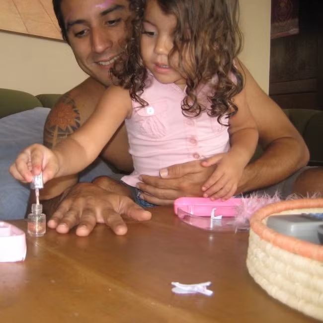 Bố trở thành khách hàng sơn móng đầu tiên của con gái. Ảnh: BS.