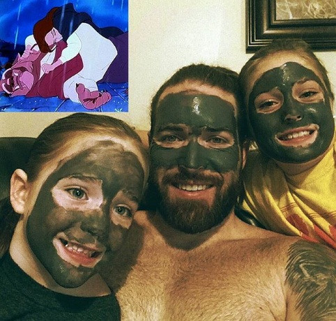 Ba bố con cùng đắp mặt nạ.