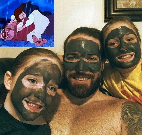 Ba bố con cùng đắp mặt nạ.