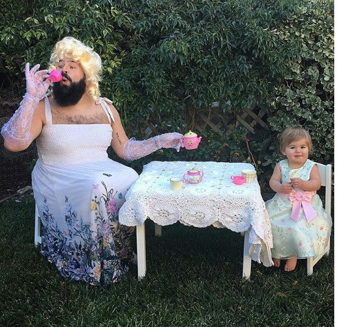 Họ sẵn sàng hóa trang thành bạn thân để chơi đồ hàng cùng con gái.