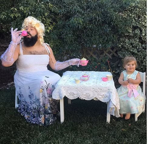 Họ sẵn sàng hóa trang thành bạn thân để chơi đồ hàng cùng con gái.