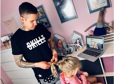 Thậm chí, bố đôi lúc còn chăm sóc cho con gái tốt hơn cả mẹ.