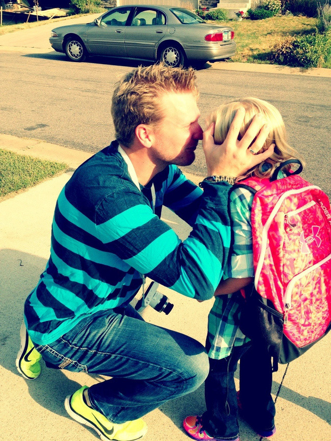 Ông bố chào tạm biệt khi tiễn con tới lớp.