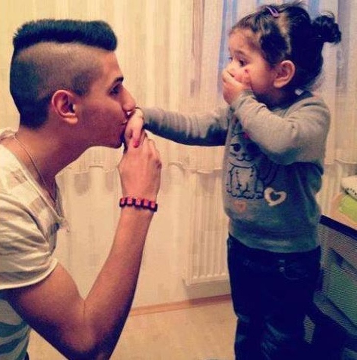 Con gái xúc động trước cái hôn tay của bố.