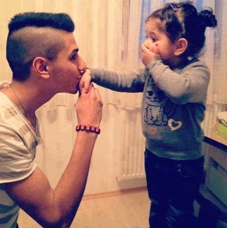 Con gái xúc động trước cái hôn tay của bố.