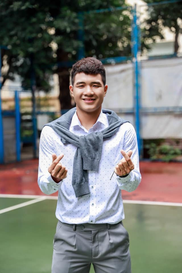 Cầu thủ Hà Đức Chinh diện sơ mi sơ vin đẹp trai chẳng kém các mỹ nam xứ Hàn.