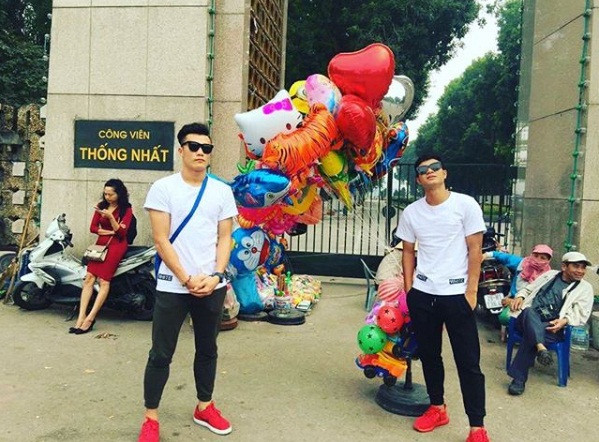 Hà Đức Chinh mặc đồ đôi áo trắng, quần đen và giày đỏ với thủ môn Bùi Tiến Dũng.