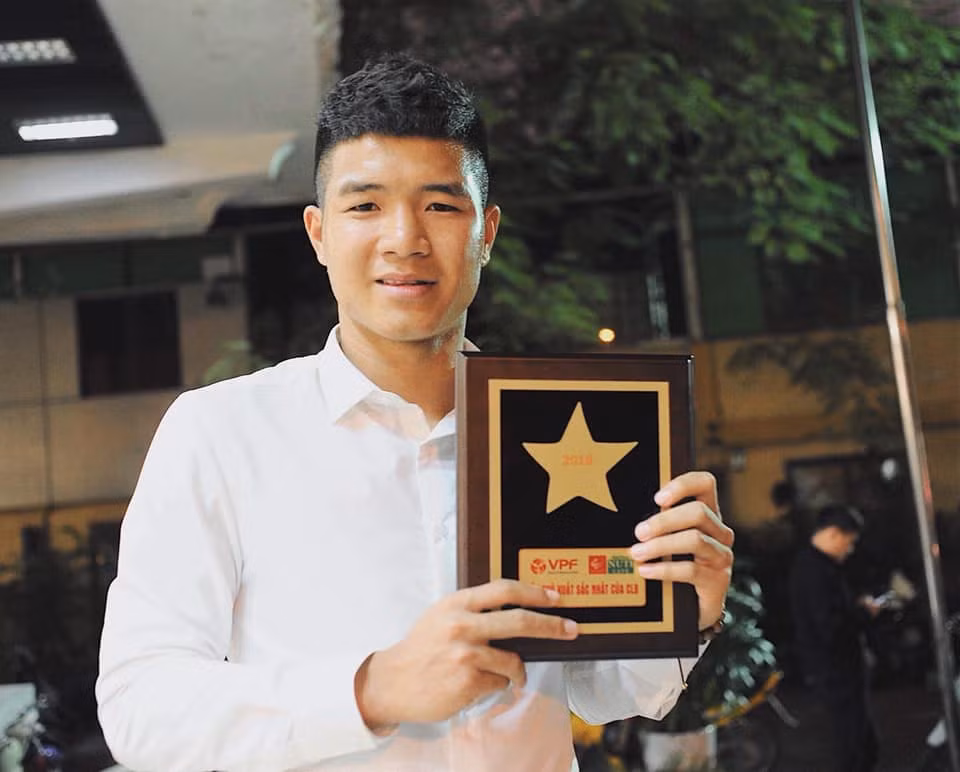 Chàng cầu thủ 21 tuổi rất bảnh bao khi diện sơ mi trắng.