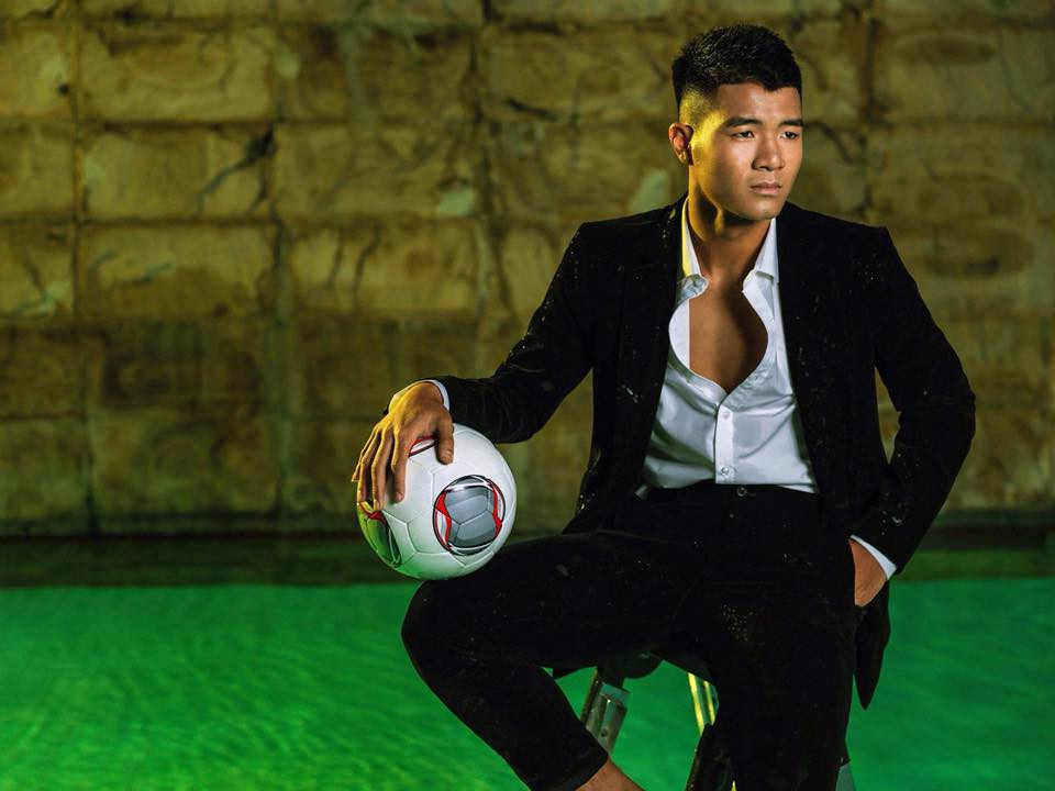 Chàng cầu thủ sinh năm 1997 diện vest bảnh bao trong một bộ ảnh thời trang.