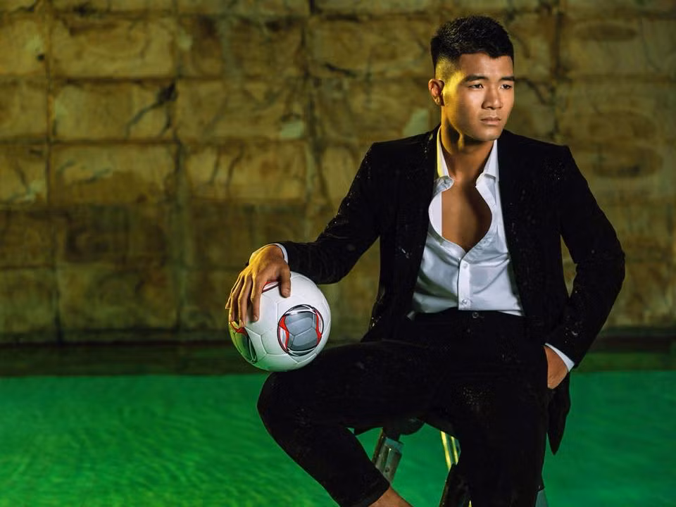 Chàng cầu thủ sinh năm 1997 diện vest bảnh bao trong một bộ ảnh thời trang.