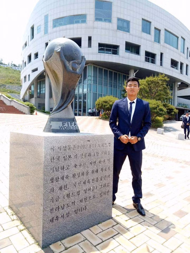 Khác hẳn những hình ảnh lầy lội, Chinh "đen" diện vest rất lịch lãm.