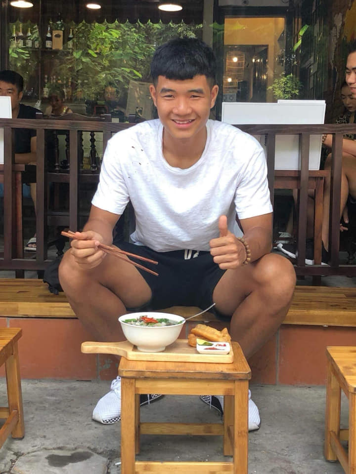 Đức Chinh diện quần short, áo phông đi ăn rất nhí nhảnh. Ảnh: FBNV, Instagram.