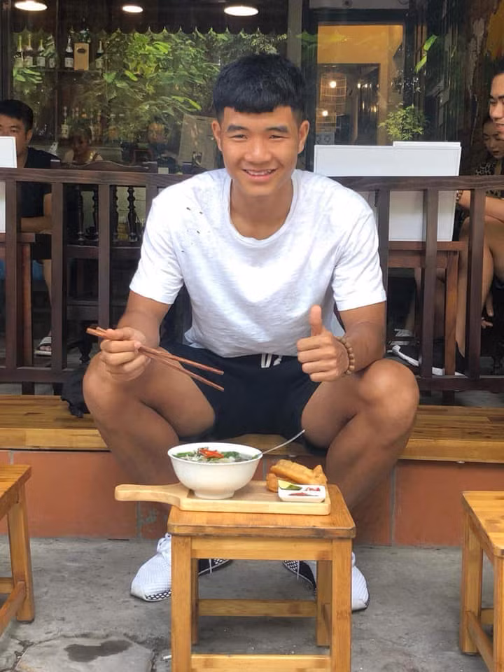 Đức Chinh diện quần short, áo phông đi ăn rất nhí nhảnh. Ảnh: FBNV, Instagram.