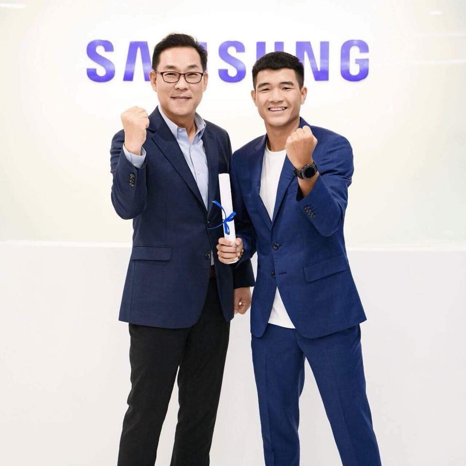 Anh diện vest xanh khá điển trai.