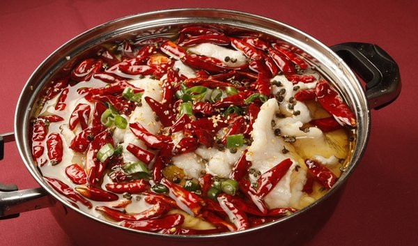 Thức ăn cay: Thức ăn cay có thể làm giãn mạch máu ở những người dễ bị mụn trứng cá, làm xuất hiện các mụn đỏ tấy trên da.