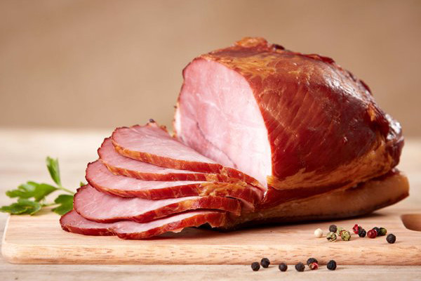 Thực phẩm hun khói: Bạn nên giảm các loại thực phẩm có dầu và thực phẩm hun khói để tránh xuất hiện các nếp nhăn sớm.