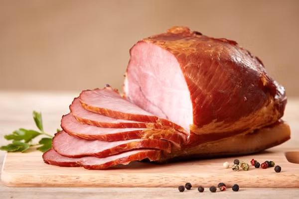 Thực phẩm hun khói: Bạn nên giảm các loại thực phẩm có dầu và thực phẩm hun khói để tránh xuất hiện các nếp nhăn sớm.