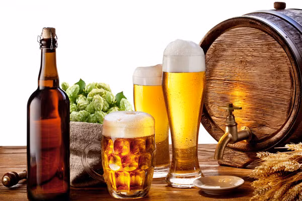 Rượu bia: Trừ rượu vang đỏ, những chất cồn khác có thể gây hư hại cho da của bạn. Chất cồn làm khử nước trong cơ thể, để lại làn da khô và không mịn màng. Do quá trình chuyển hóa rượu mà gan sẽ giải phóng các gốc tự do lão hóa da, càng làm cho da xấu hơn và nhanh lão hóa hơn.