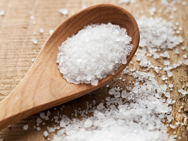 Muối: Theo nghiên cứu của các chuyên gia dinh dưỡng, ăn thực phẩm nhiều muối có thể gây ra nếp nhăn, đặc biệt là với những vùng da mỏng như xung quanh mắt. Vì thế, để bảo vệ làn da, bạn hãy ăn nhiều rau và ít muối.