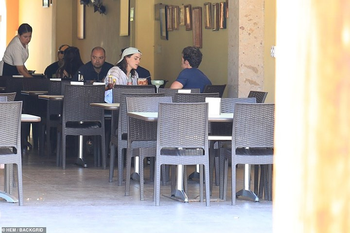 Emma Watson bị bắt gặp khi hôn bạn trai mới - Hình 3 Emma Watson bi bat gap khi hon ban trai moi-Hinh-3