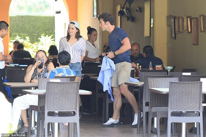 Emma Watson bị bắt gặp khi hôn bạn trai mới - Hình 8 Emma Watson bi bat gap khi hon ban trai moi-Hinh-8