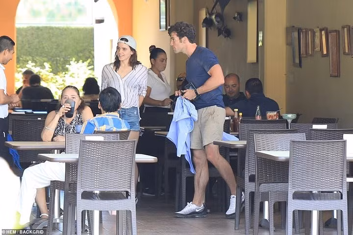 Emma Watson bi bat gap khi hon ban trai moi-Hinh-8