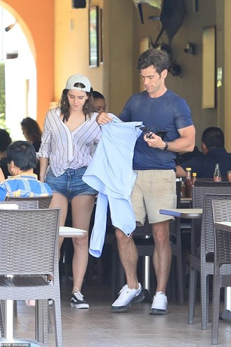 Emma Watson bị bắt gặp khi hôn bạn trai mới - Hình 10 Emma Watson bi bat gap khi hon ban trai moi-Hinh-10