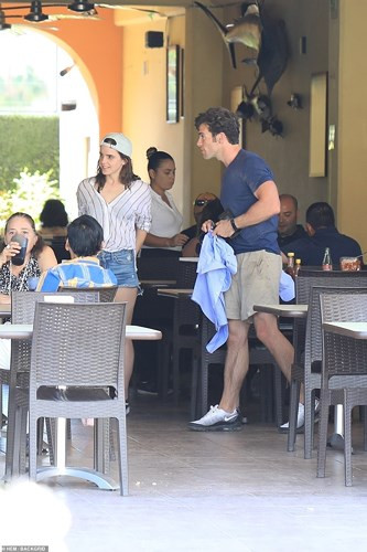 Emma Watson bị bắt gặp khi hôn bạn trai mới - Hình 5 Emma Watson bi bat gap khi hon ban trai moi-Hinh-5