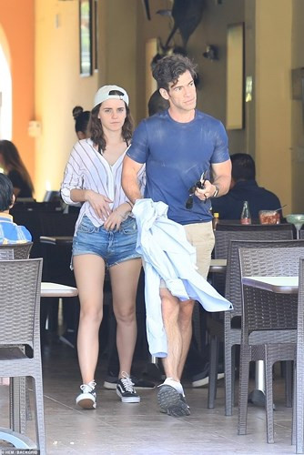 Emma Watson bị bắt gặp khi hôn bạn trai mới - Hình 7 Emma Watson bi bat gap khi hon ban trai moi-Hinh-7