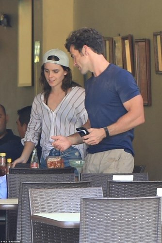 Emma Watson bị bắt gặp khi hôn bạn trai mới - Hình 6 Emma Watson bi bat gap khi hon ban trai moi-Hinh-6