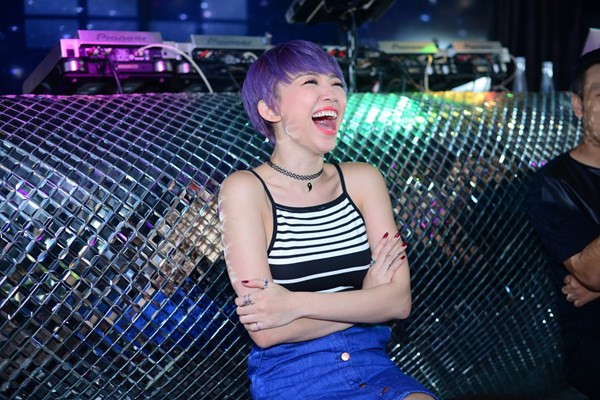 Giọng ca “Có ai thương em như anh” cũng từng thử nghiệm kiểu tóc ngắn màu tím thời thượng. Ảnh: FBNV.