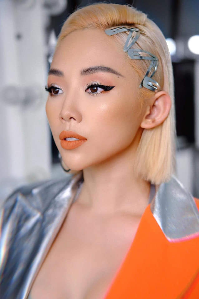 Thay đổi cả kiểu sáng, màu sắc và cả độ ngắn dài, Tóc Tiên thường chỉ để một kiểu tóc trong vỏn vẹn 2 tuần khiến nhiều người hâm mộ phải ngỡ ngàng.