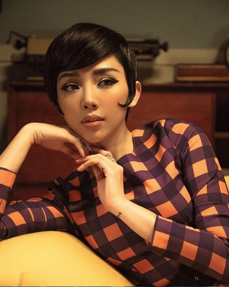 Tóc Tiên với mái tóc đen nhánh ép sát đầu của các mỹ nhân thập niên trước.