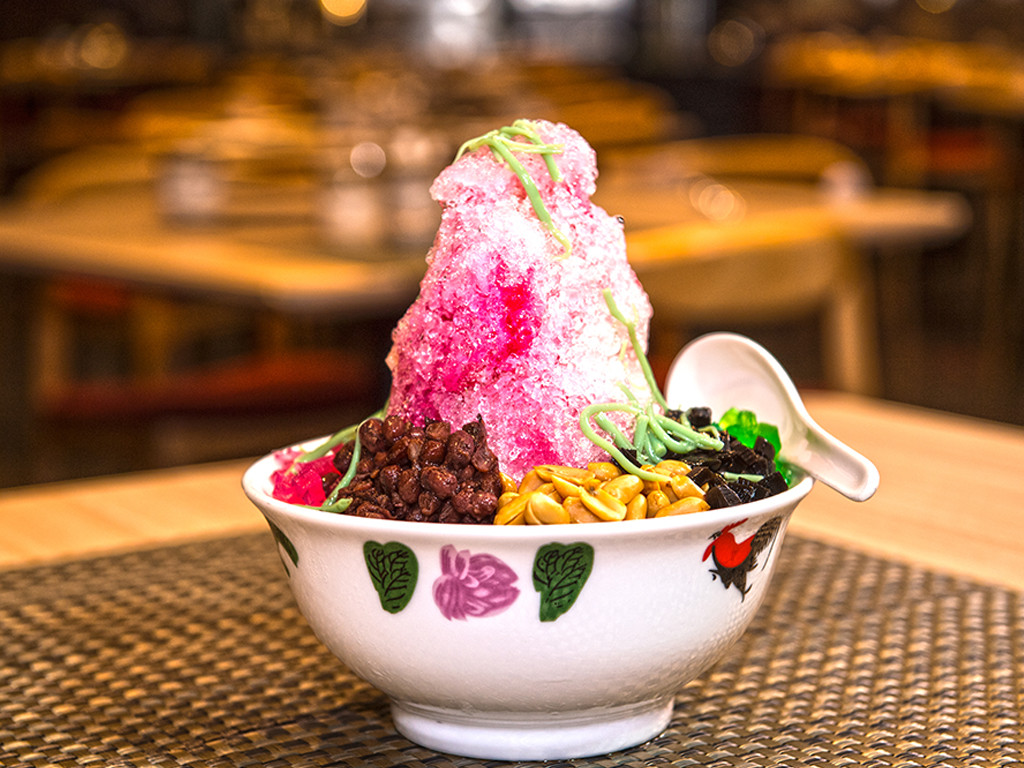 Ais Batu Campur: Ais Batu Campur thường được gọi tắt là ABC. Món ăn vặt Malaysia gồm nhiều thành phần hấp dẫn như sữa bào, đường, dừa, lạc rang, các loại đậu, ngô... Ngoài ra, ở một số nơi, người ta sẽ cho thêm trái cây tươi, lát xoài ngâm, một ít kem để món ăn thêm phần hấp dẫn. Ảnh: Tourism Malaysia.