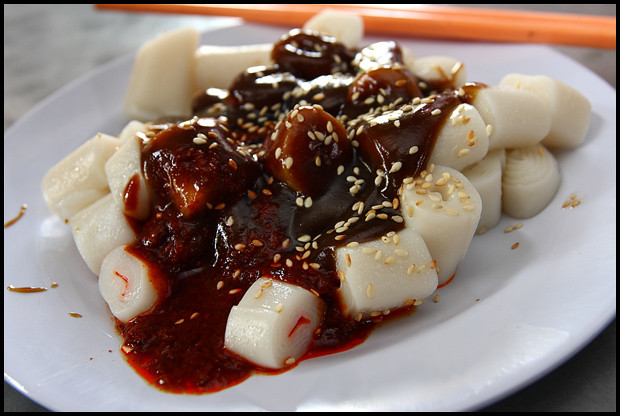 Chee cheong Fun: Món ăn hấp dẫn với phần bột trắng mịn ăn kèm nước sốt màu đen ngọt ngào. Ngoài ra nó thường được cho thêm một ít tương ớt để tăng hương vị của món ăn. Trên mặt bánh sẽ được rắc chút mè trông cực kỳ hấp dẫn. Ảnh: Vkeong.
